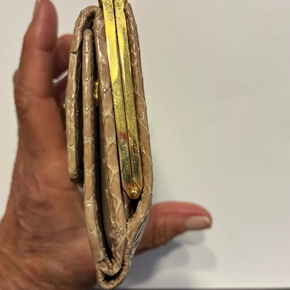 Judith Leiber Snakeskin French Wallet |Vintage 1970s Tan & Gold Leather - Picture 10 of 16